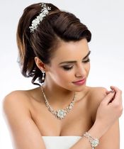 Bruid draagt sieraden als accessoires bij haar trouwjurk